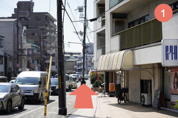 1.Go forward on the sidewalk on the left side of the Higashiyama Gojo intersection.

