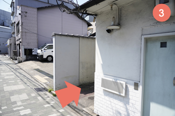 3.On your right you will see a white building and the entrance to a narrow alley.