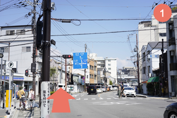 1.Walking from Higashiyama Shichijo direction, you will find “Umamachi” intersection.
The landmark is Lawson on the left.
